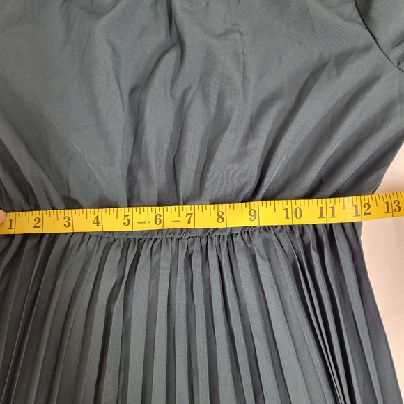 Green Frill Neck Flare Sleeve PIeated Hem Dress, sz small - Picture 10 of 10